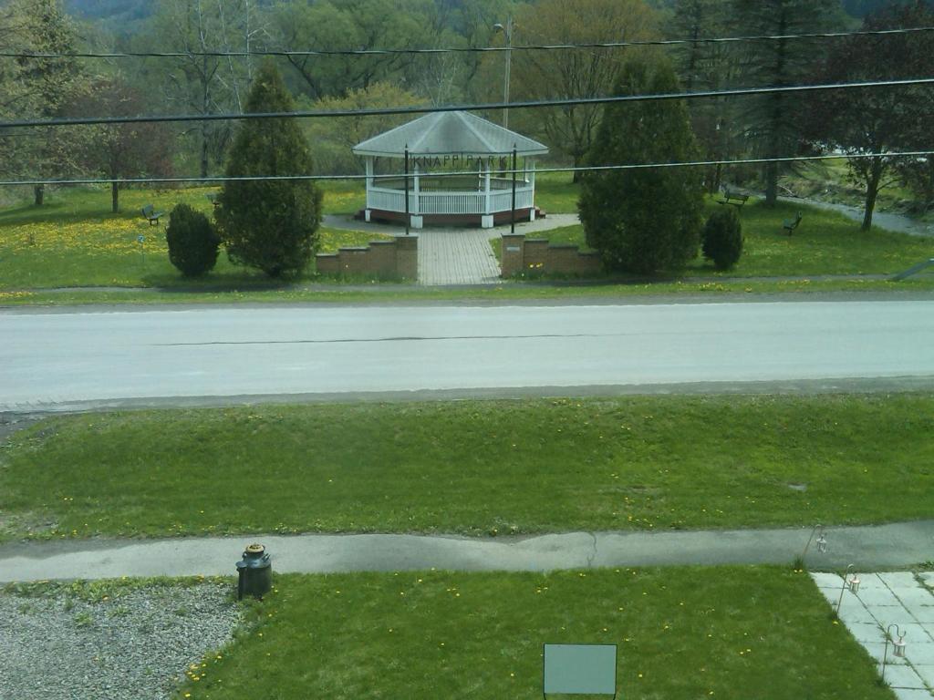 Brookside Inn At Laurens Exterior photo
